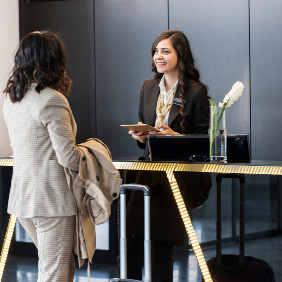 Waarom persoonlijk contact achter de receptie onmisbaar is in een digitale wereld